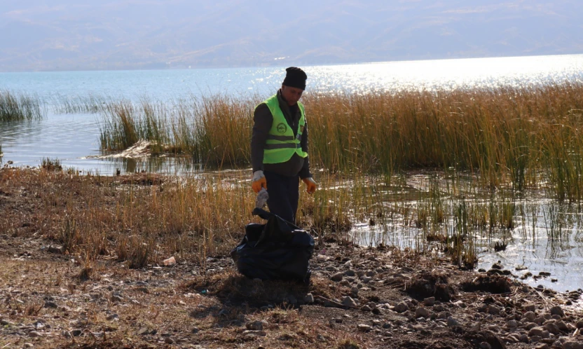 Hazar Gölü Çevresinde 10 Top Çöp Toplandı !
