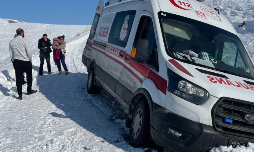 Yoğun kar engel oldu, hasta çocuk greyderle ambulansa ulaştırıldı